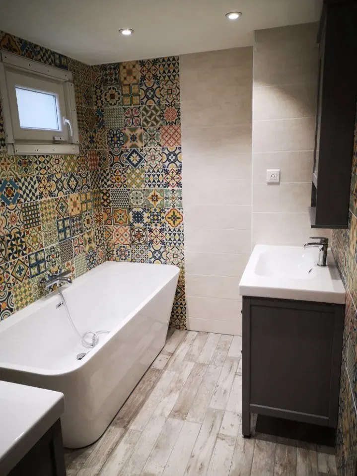 Salle de bain avec carreaux de ciments colorés