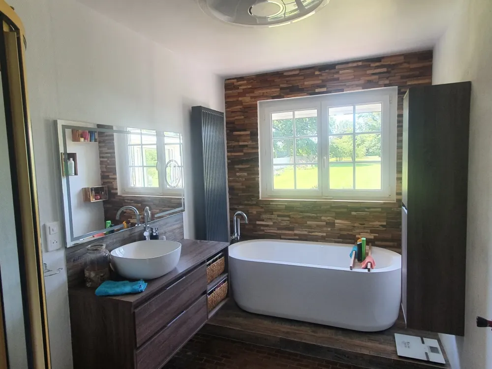 Salle de bain avec baignoire