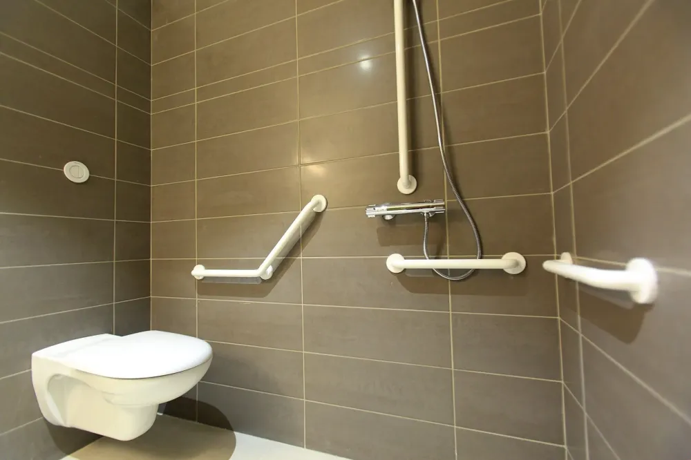 Toilettes équipées d'aménagements PMR
