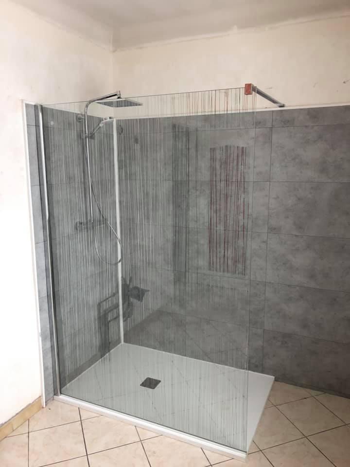 Salle de bain après installation d'une douche italienne